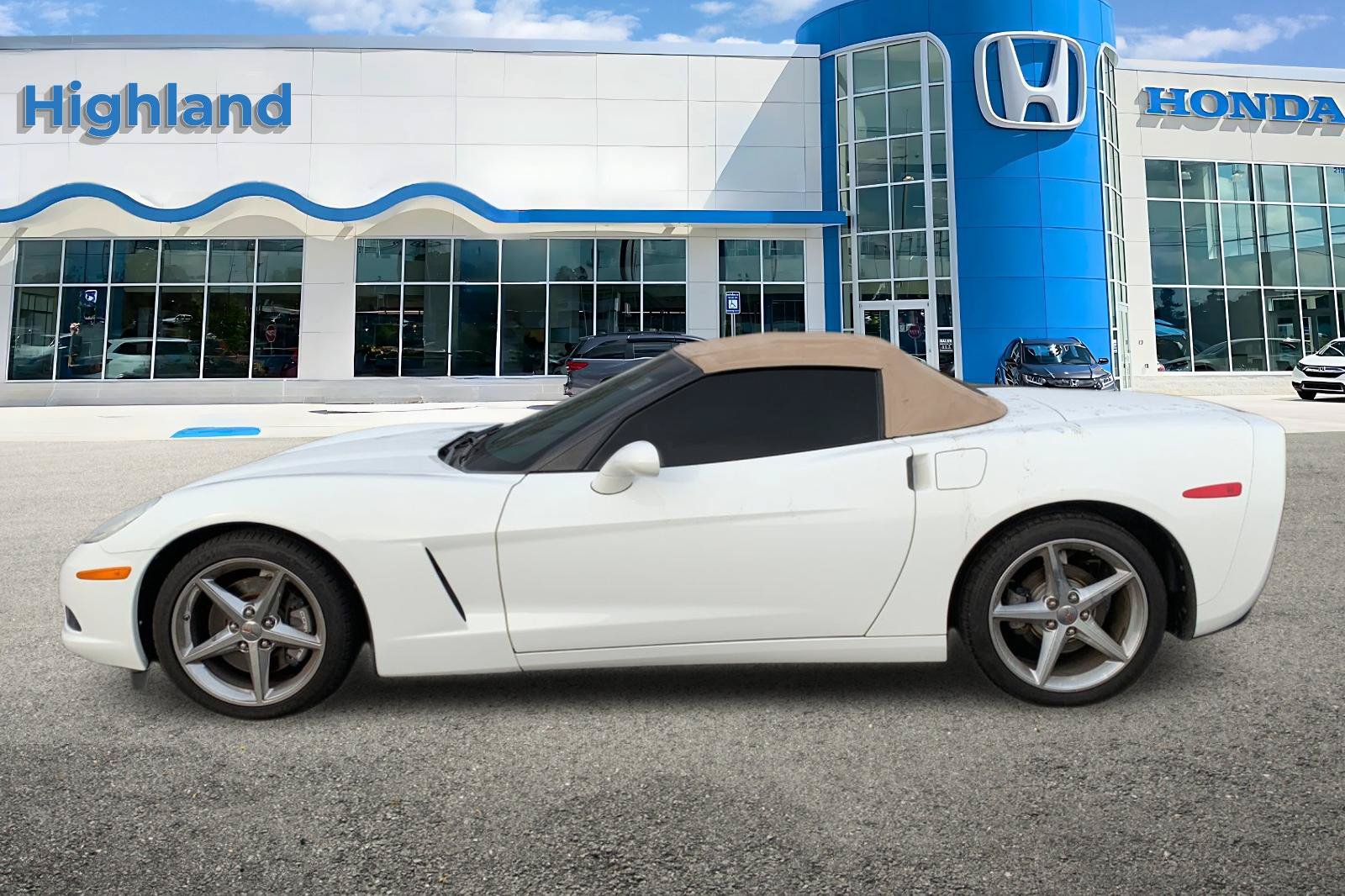 Used 2013 Chevrolet Corvette Convertible w/ 2LT Preferred Equipment Group RWD image 2