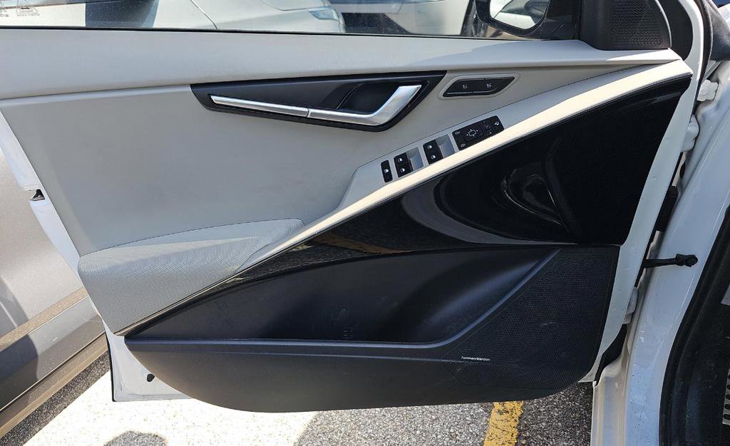 Certified 2023 Kia Niro Wave w/ Wave Preserve Package image 9