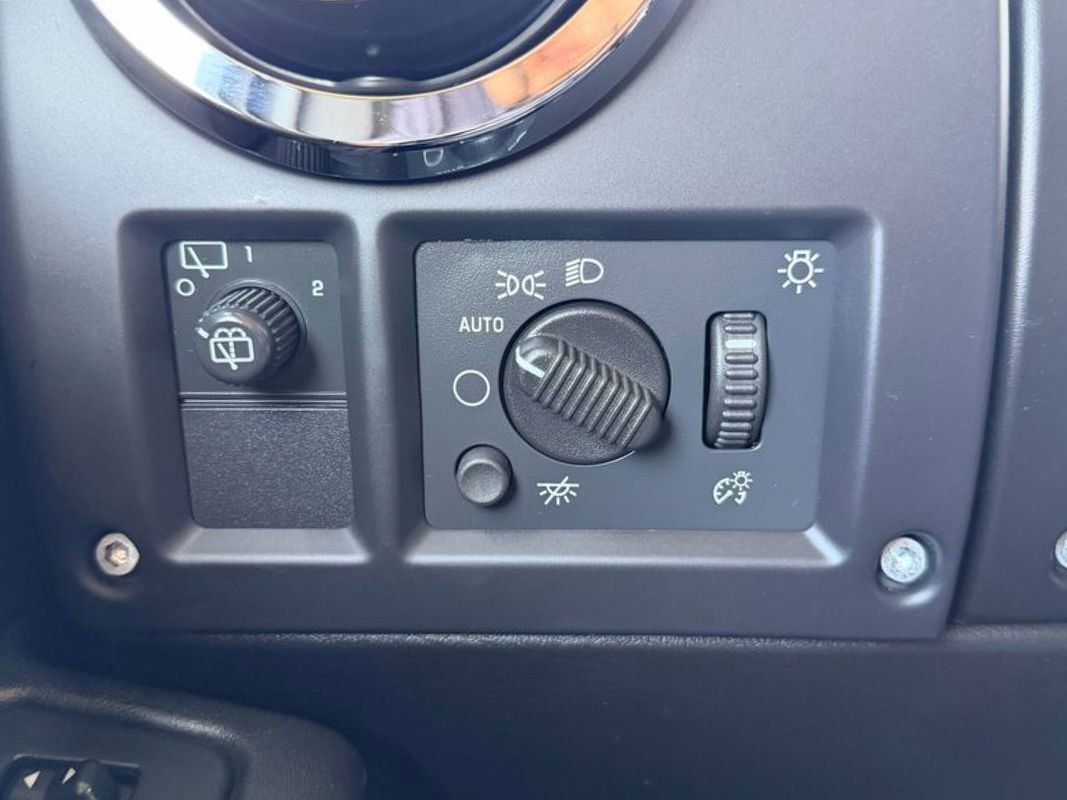 Used 2005 HUMMER H2 w/ Preferred Equipment Group image 35