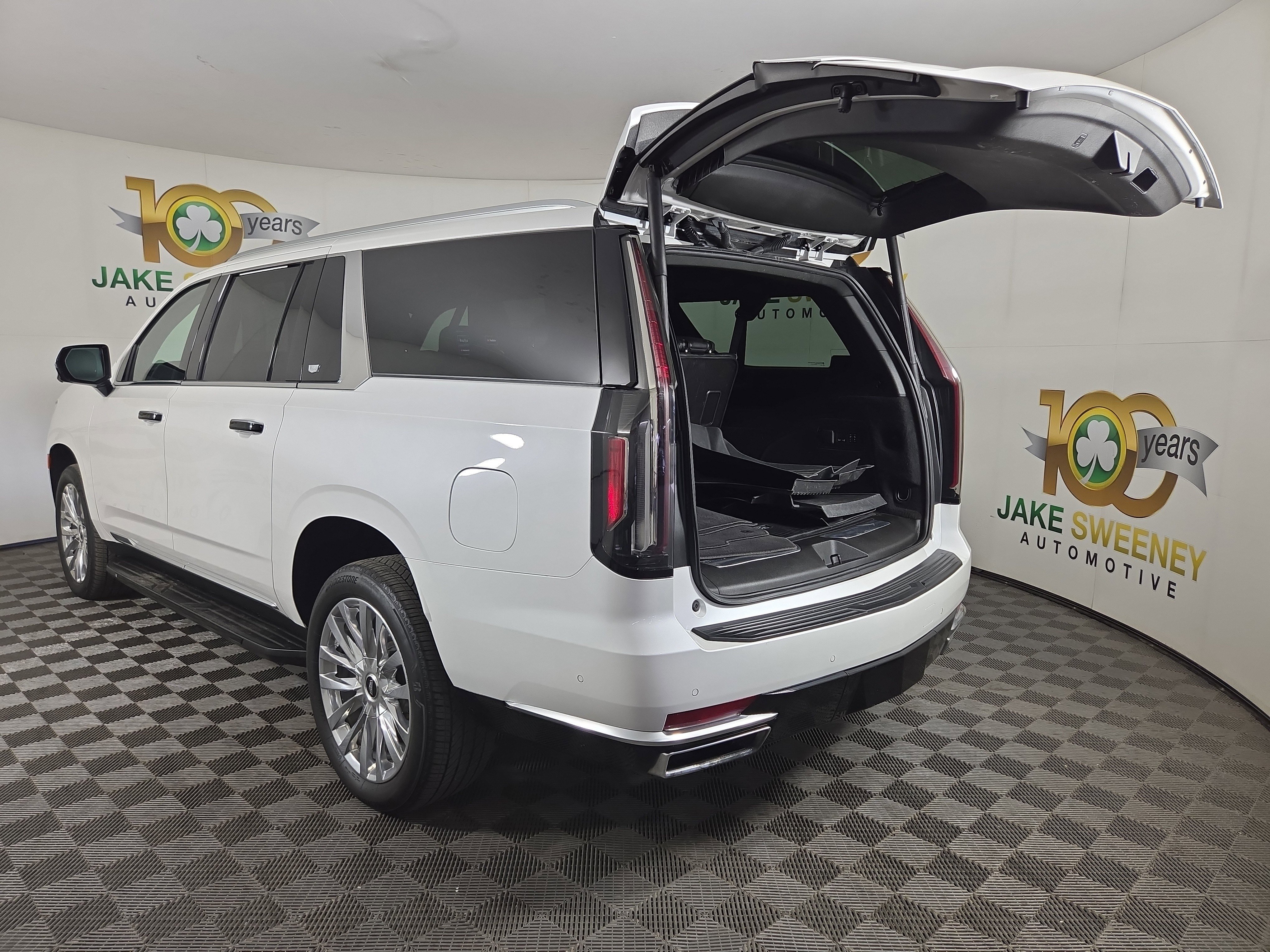Used 2023 Cadillac Escalade ESV Premium Luxury w/ LPO, Floor Liner Package AWD/4WD image 37