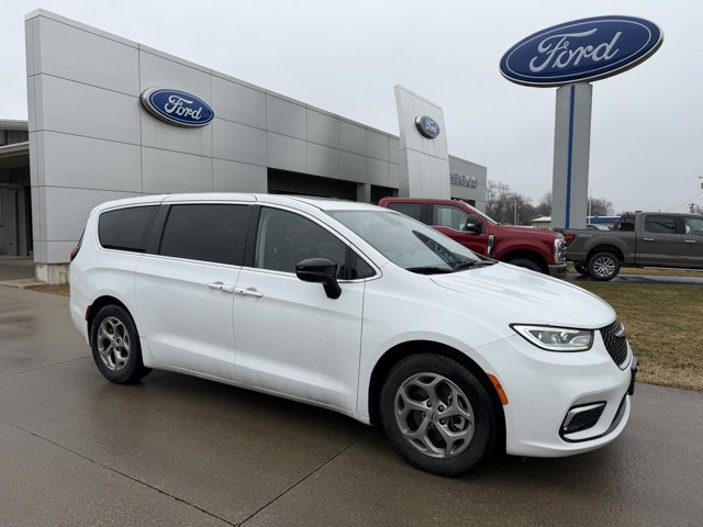 Used 2024 Chrysler Pacifica Limited image 1