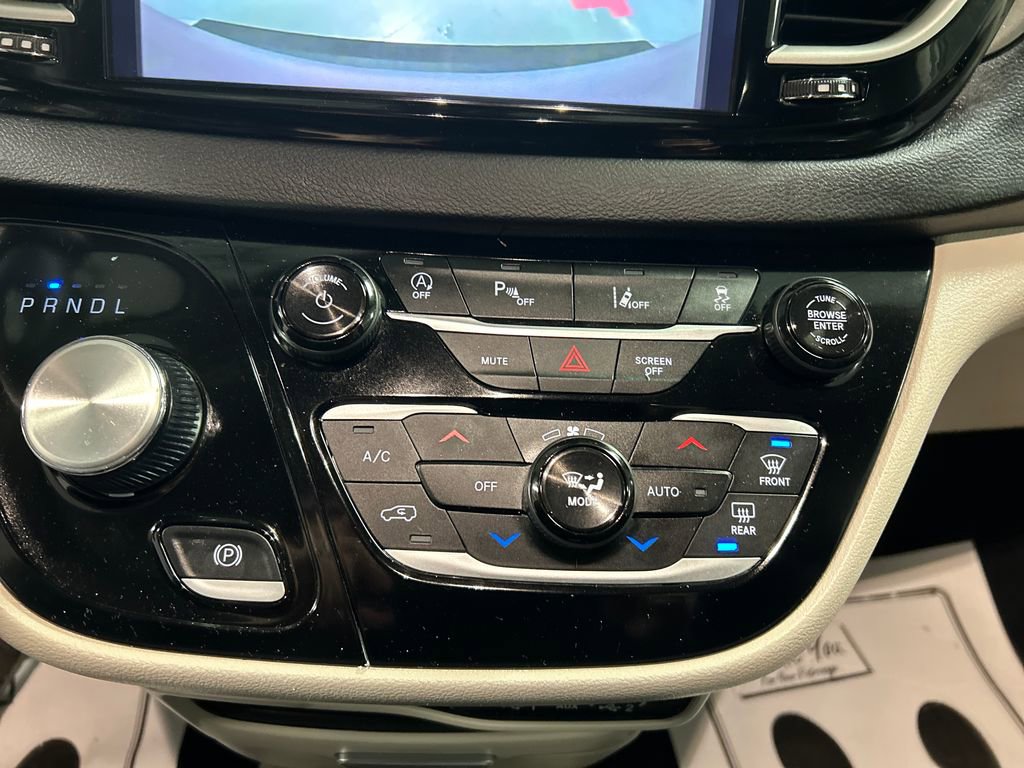 Used 2024 Chrysler Pacifica Touring-L FWD image 19