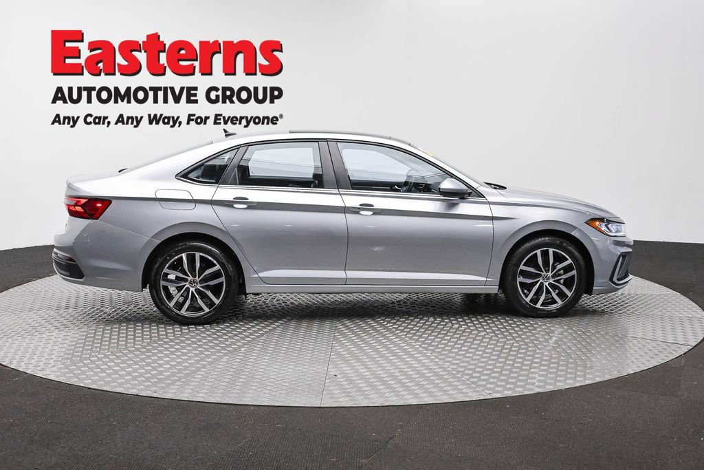 Used 2025 Volkswagen Jetta SE FWD image 4