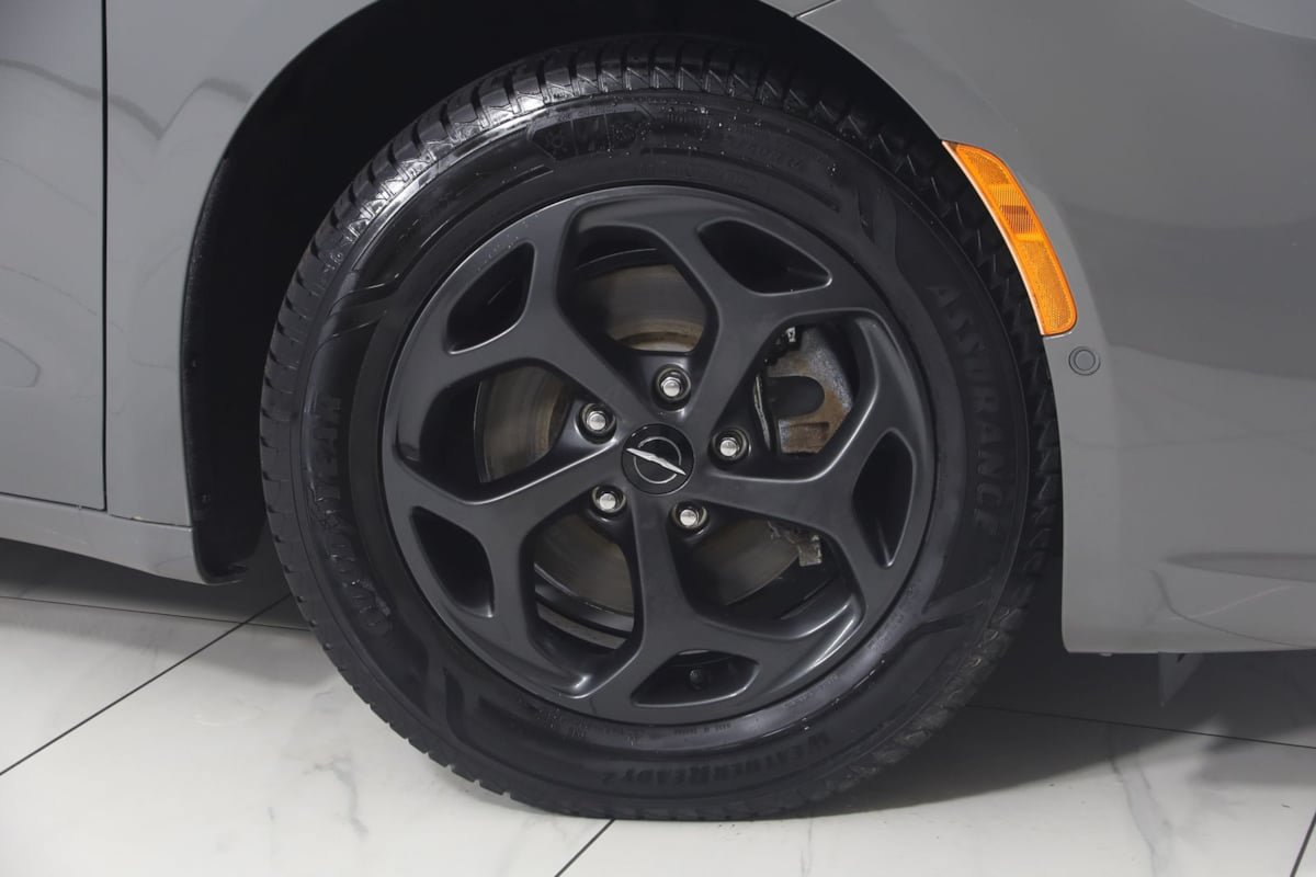 Used 2021 Chrysler Pacifica Touring-L w/ S Appearance Package FWD image 18