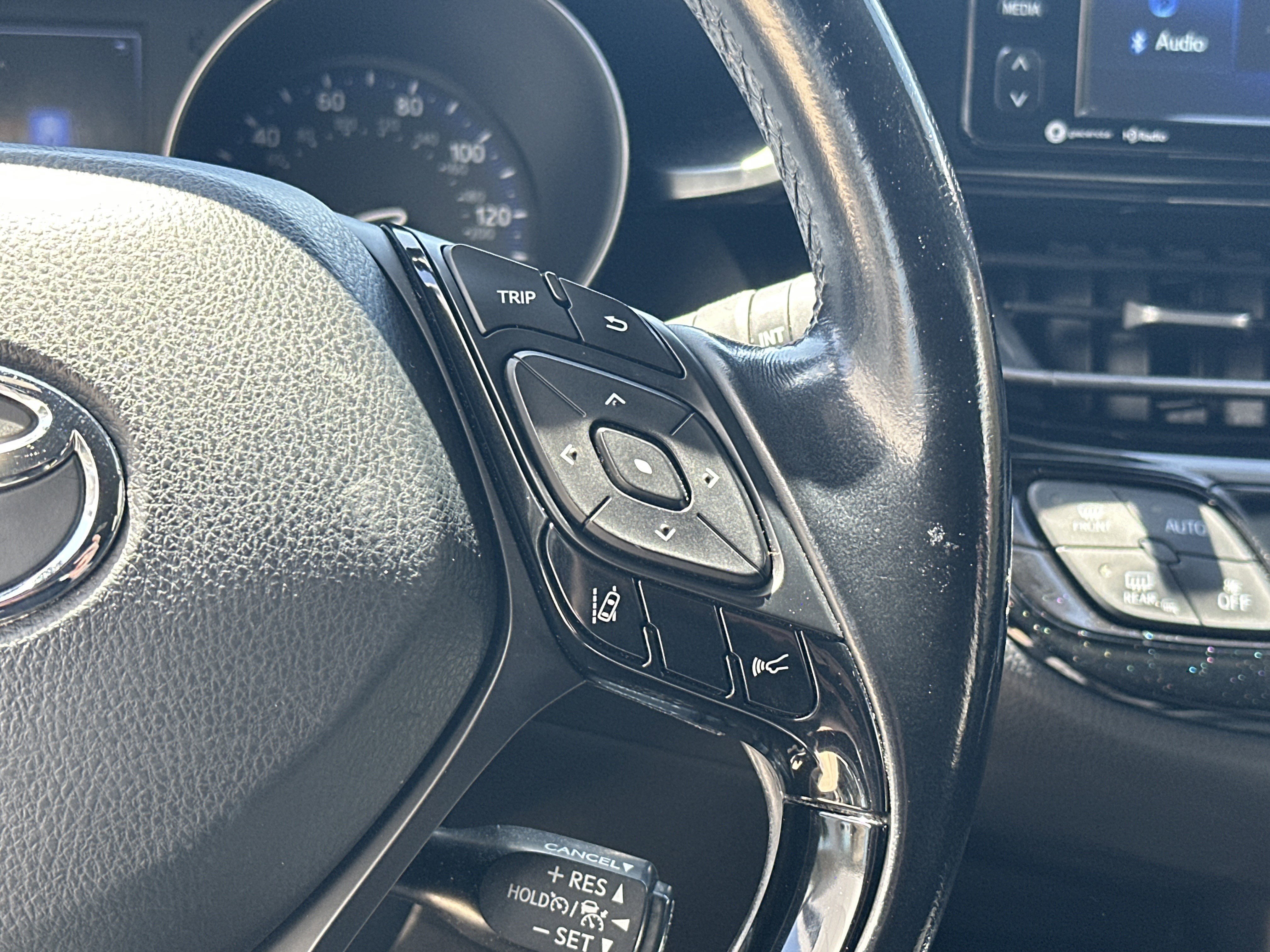 Used 2018 Toyota C-HR XLE FWD image 19