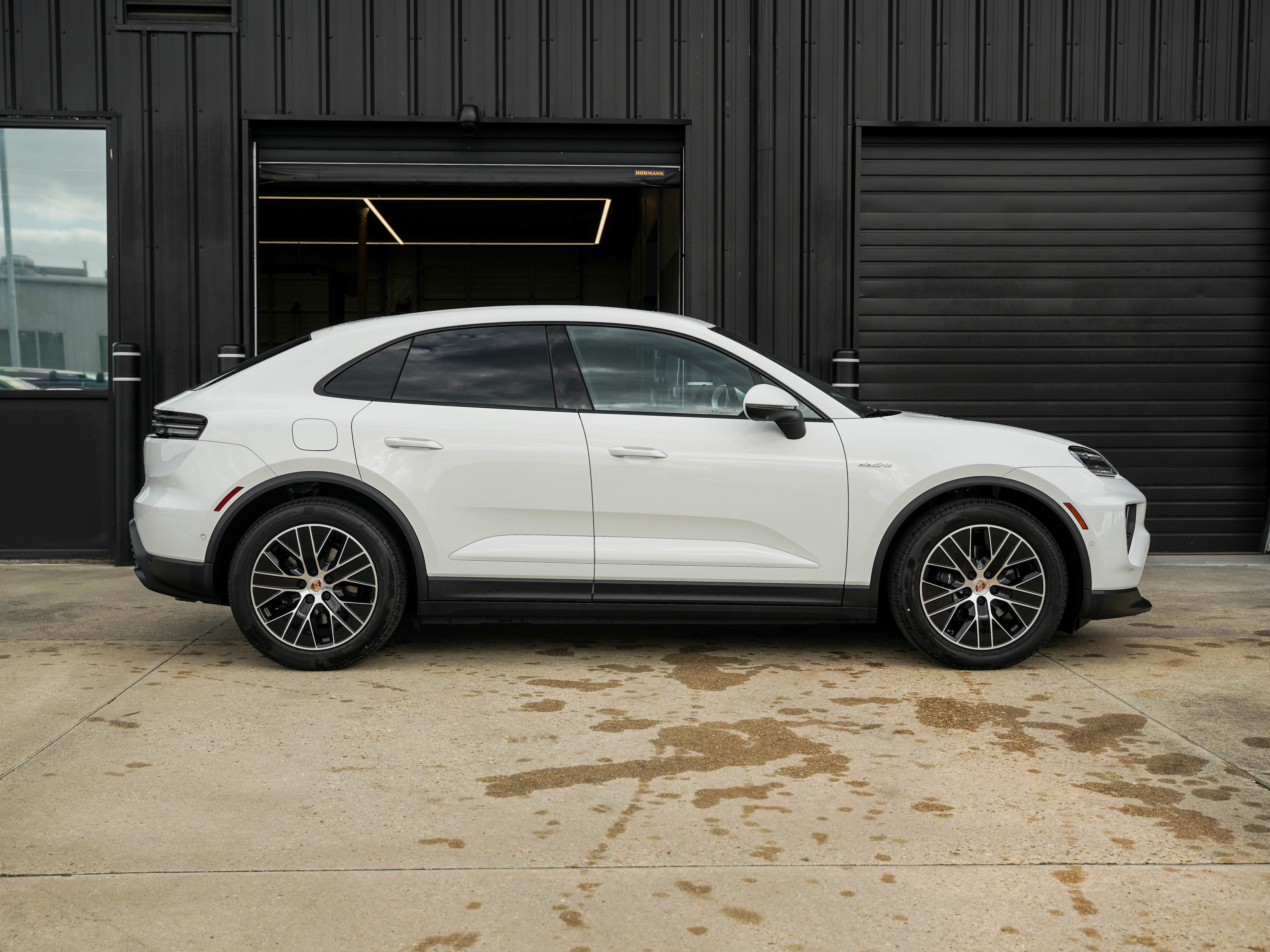 Certified 2025 Porsche Macan Electric image 13