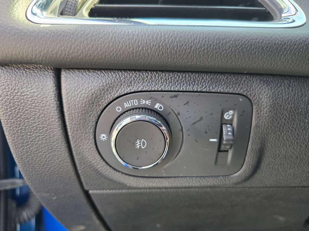 Used 2017 Chevrolet Cruze Premier FWD image 28