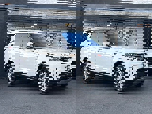 Used 2017 Land Rover Discovery SE image 9