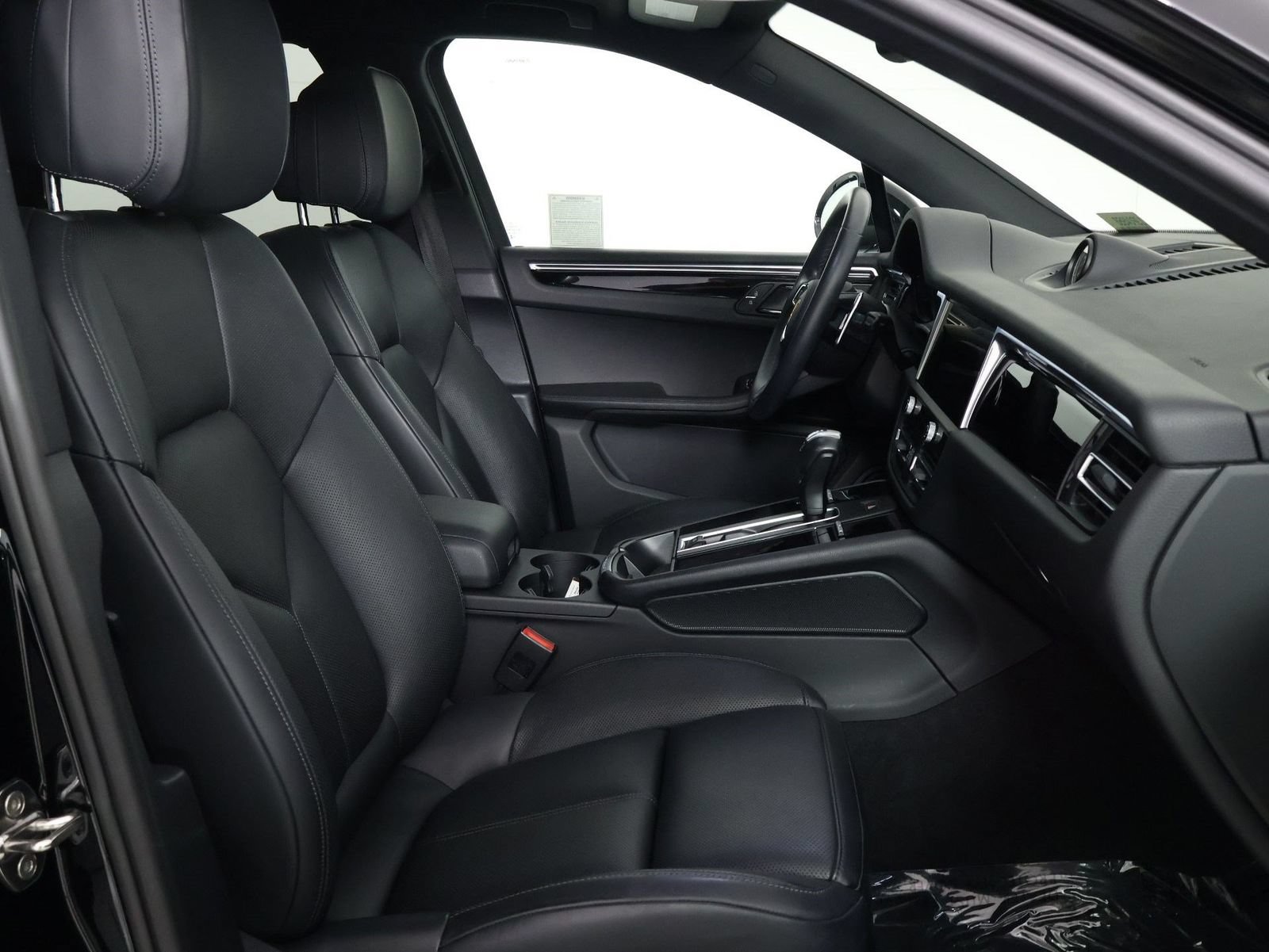 Certified 2023 Porsche Macan AWD/4WD image 31