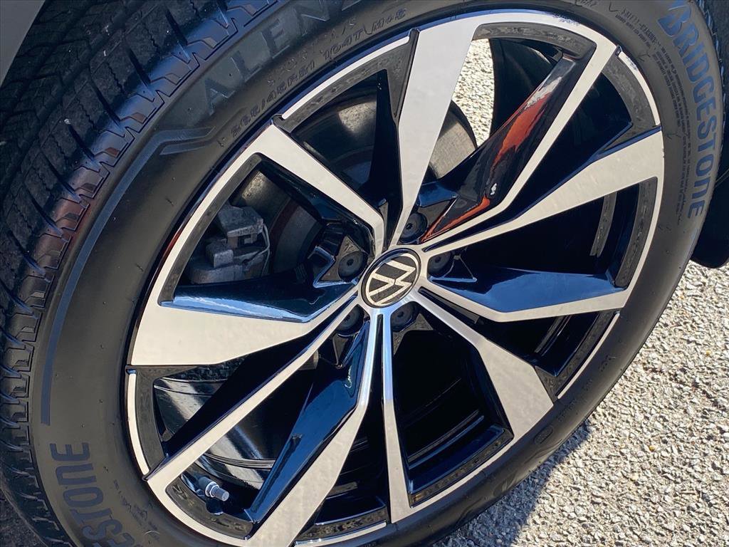 Certified 2024 Volkswagen Atlas SEL Premium R-Line image 25