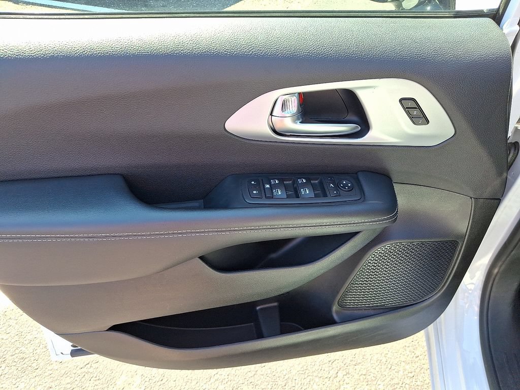 Used 2025 Chrysler Pacifica Limited FWD image 16