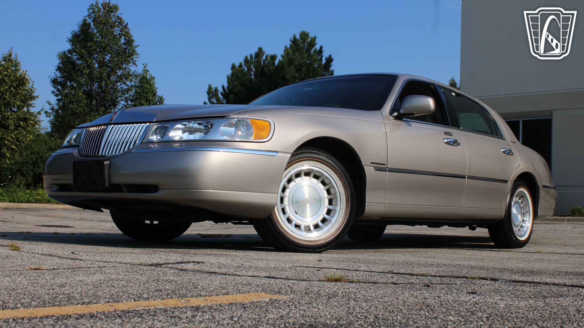 Used 2002 Lincoln Town Car Executive RWD image 20