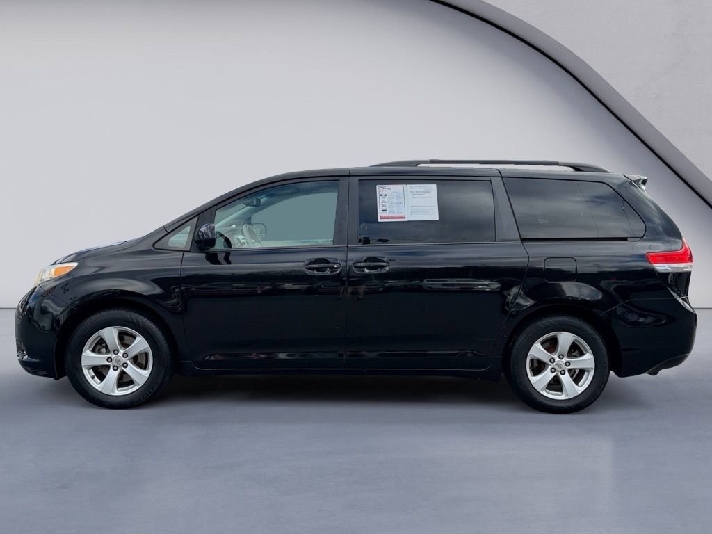 Used 2012 Toyota Sienna LE image 2