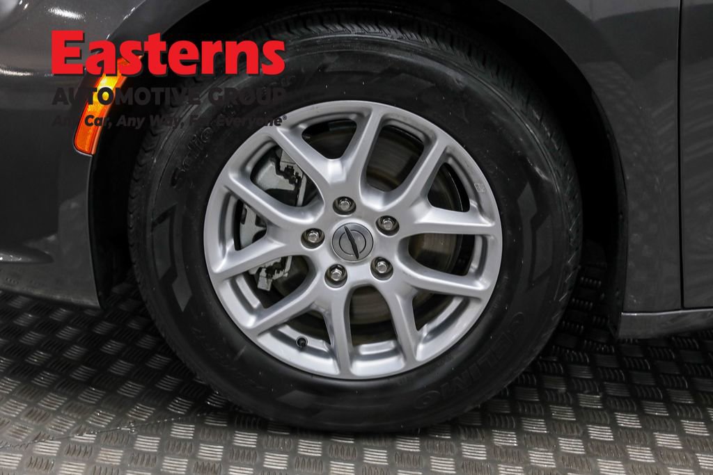 Used 2023 Chrysler Pacifica Touring-L image 33