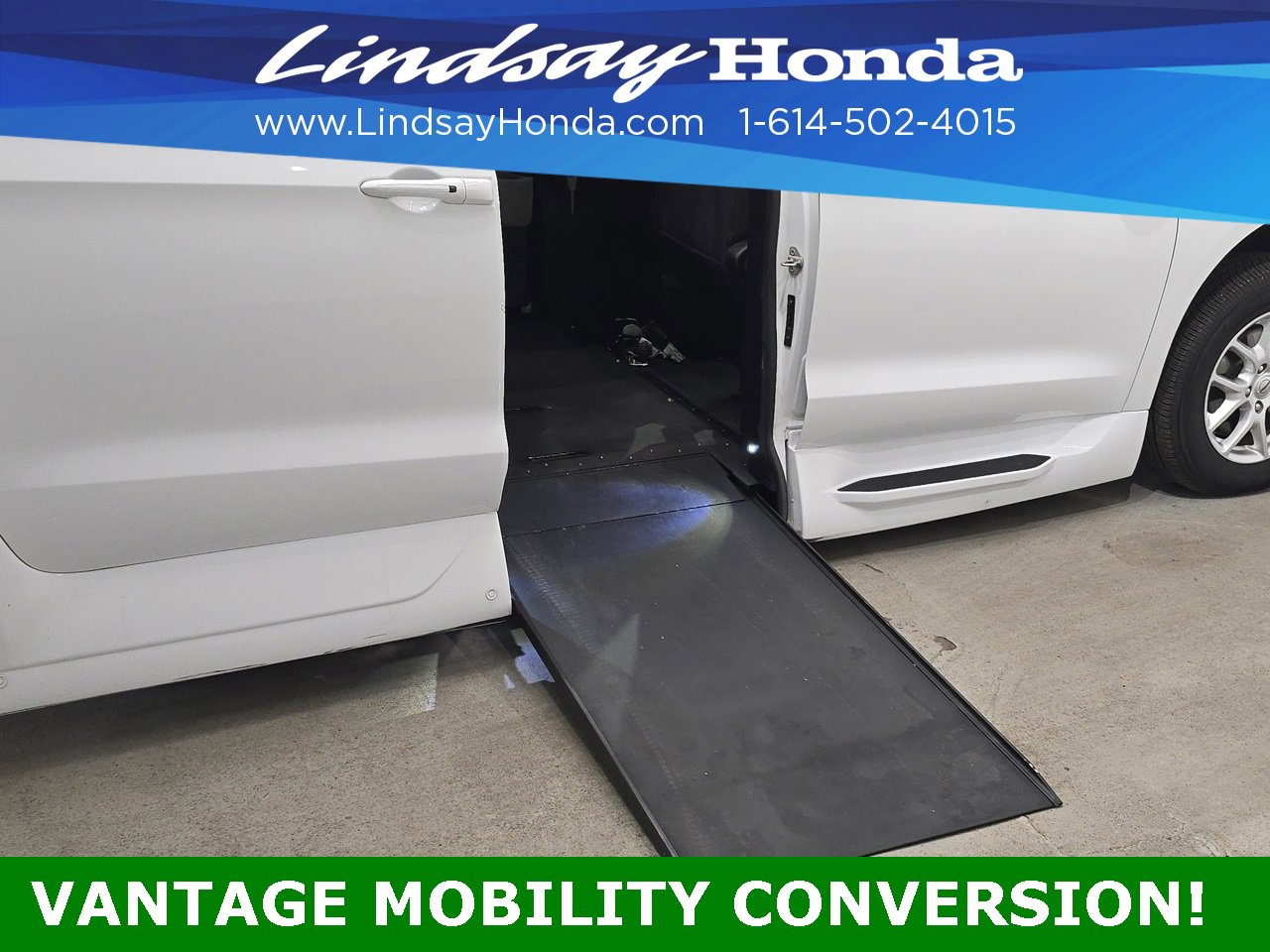 Used 2022 Chrysler Voyager LX image 12