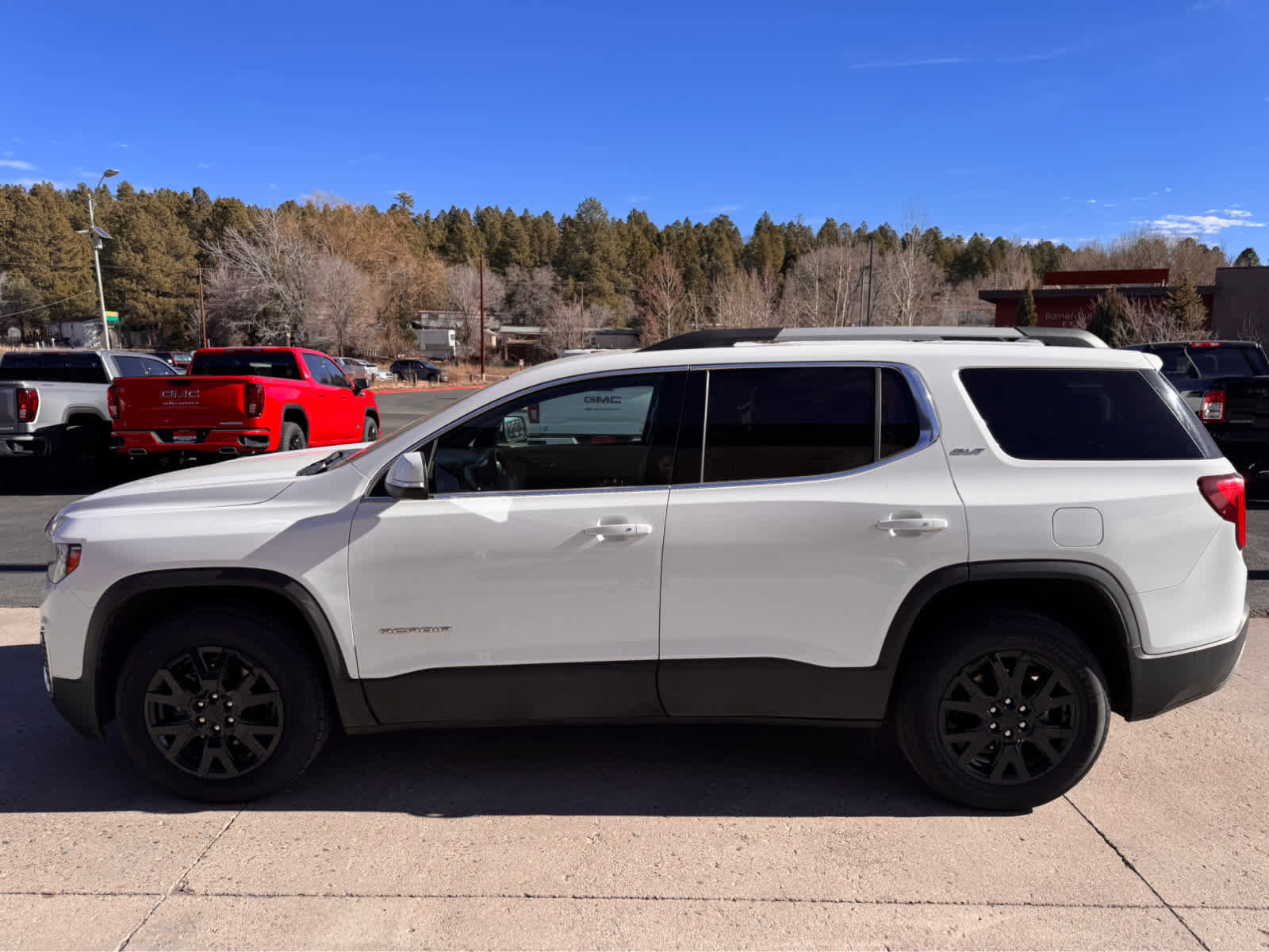 Used 2023 GMC Acadia SLT image 2