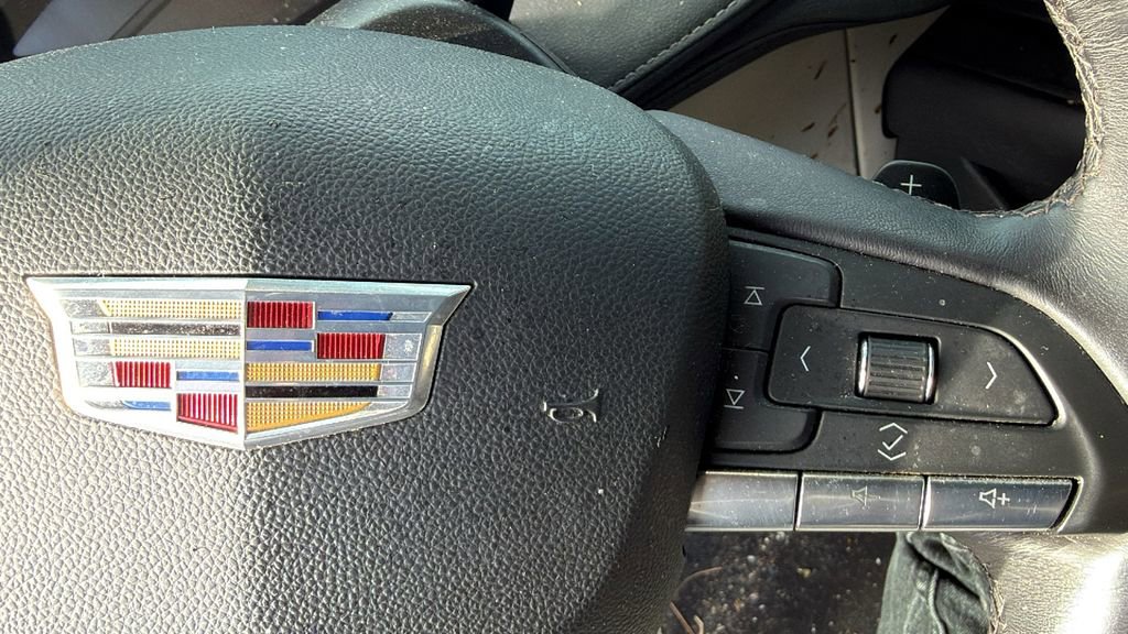 Used 2023 Cadillac XT4 Luxury w/ Cold Weather Package image 8