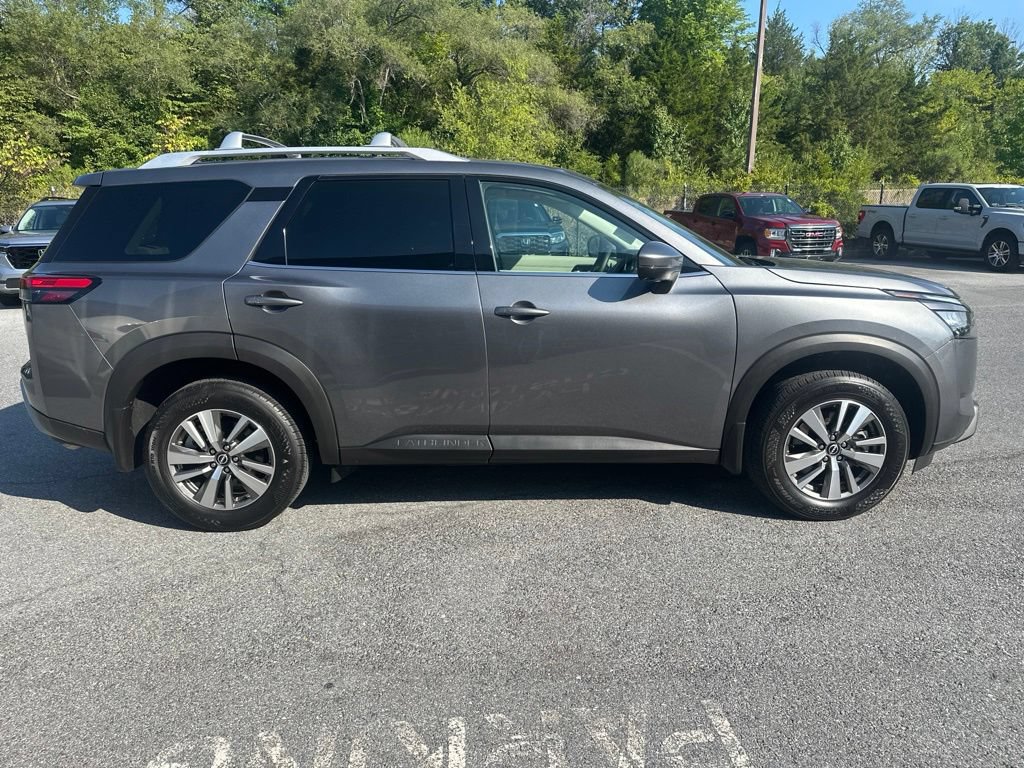 Used 2025 Nissan Pathfinder SL FWD image 4