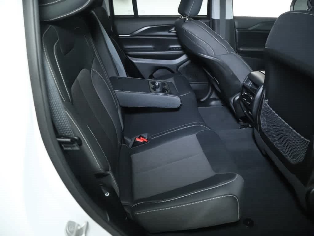 Used 2023 Jeep Grand Cherokee Laredo AWD/4WD image 33
