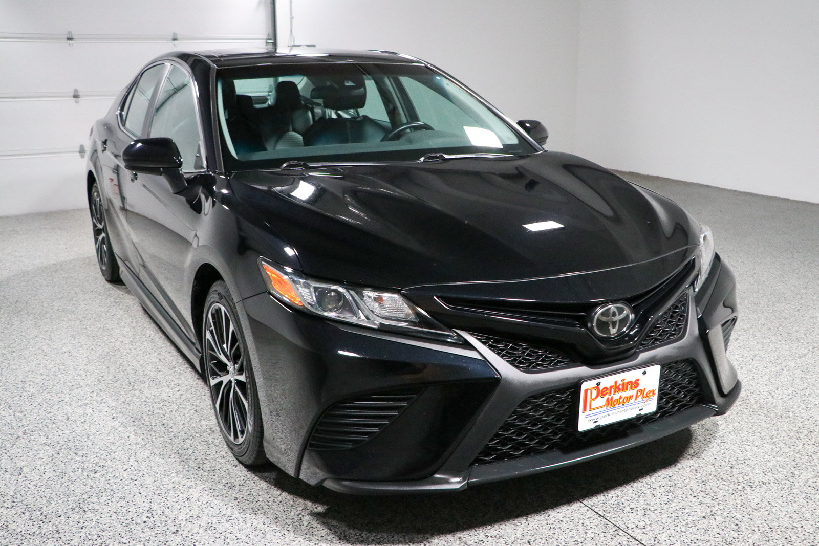 Used 2018 Toyota Camry SE w/ Moonroof Package FWD image 5
