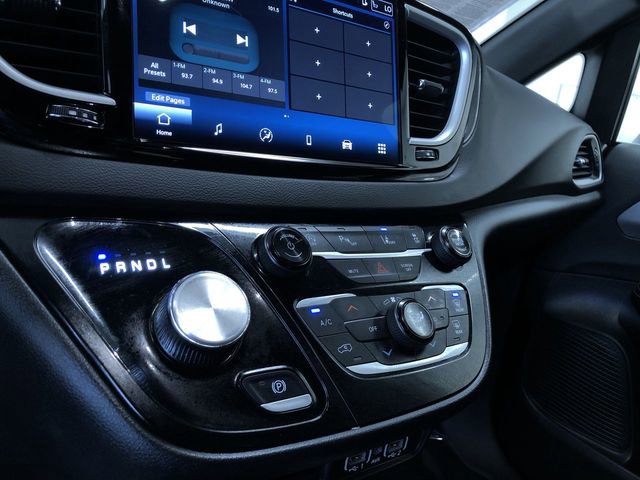 Used 2025 Chrysler Pacifica Select image 22