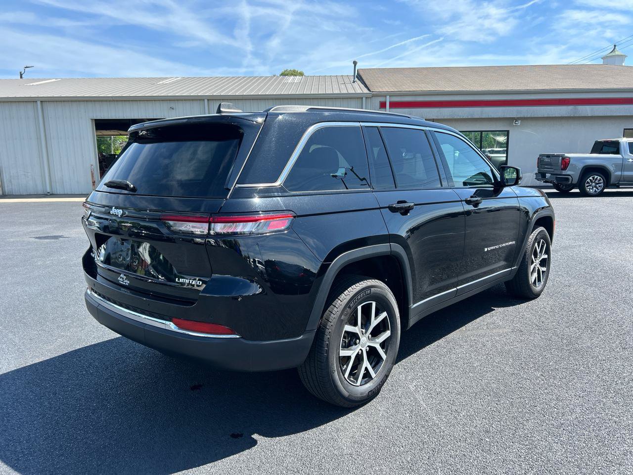 Used 2024 Jeep Grand Cherokee Limited AWD/4WD image 5