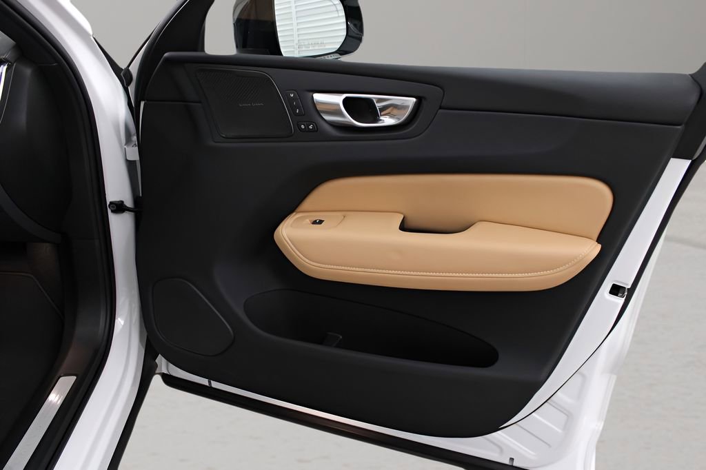 Used 2025 Volvo XC60 B5 Ultra image 17