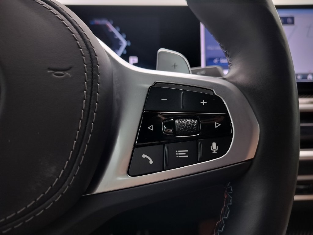 Certified 2025 BMW X6 M60i AWD/4WD image 13