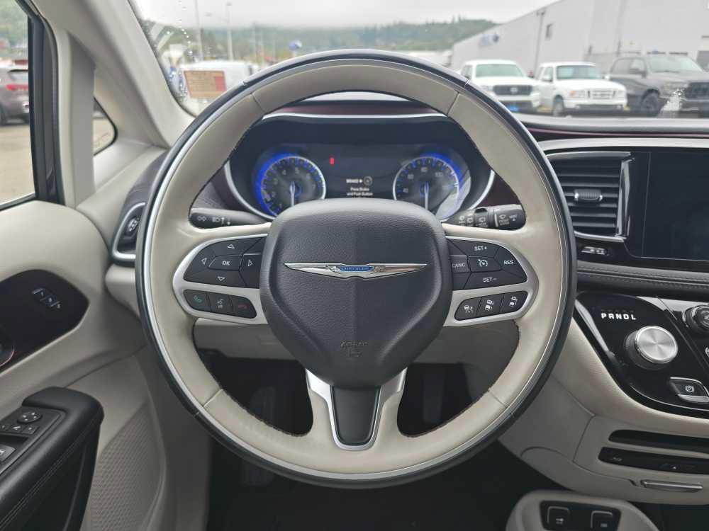 Used 2017 Chrysler Pacifica Limited w/ UConnect Theater Package image 11