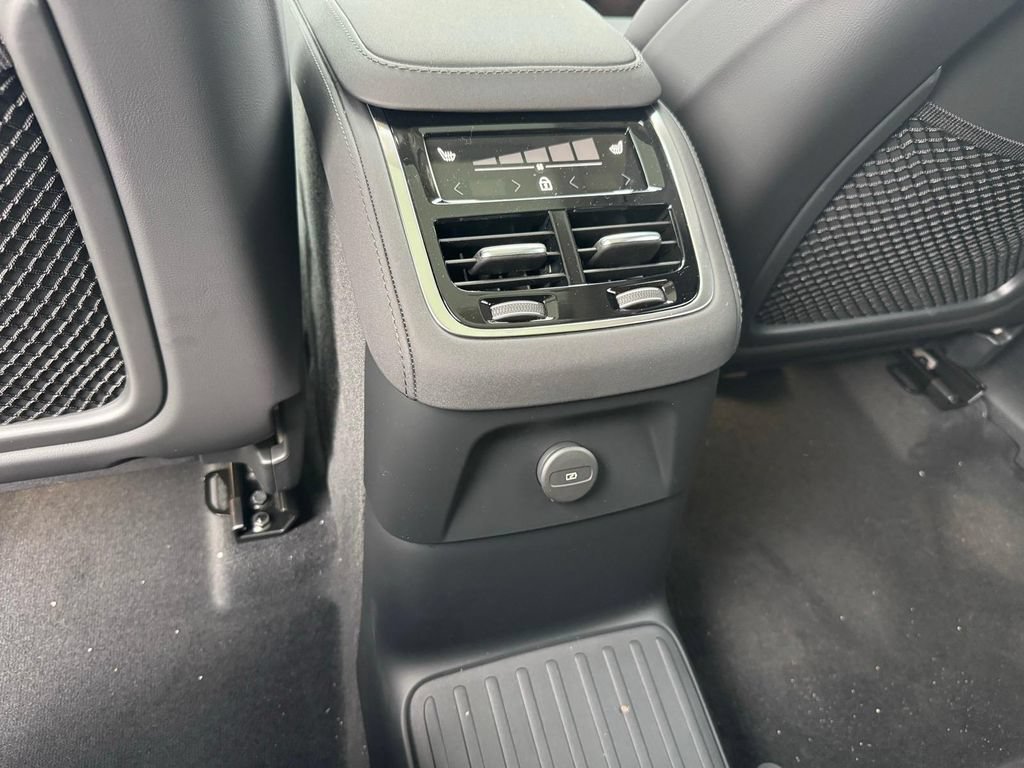 New 2026 Volvo XC90 T8 Plus w/ Protection Package Premier AWD/4WD image 11