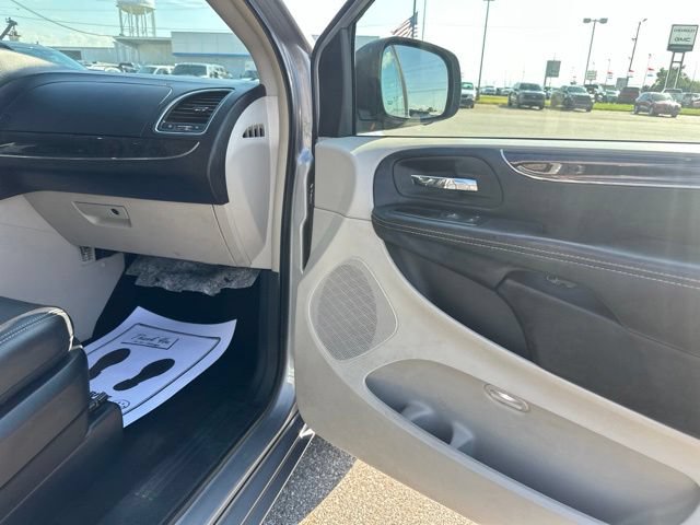 Used 2015 Chrysler Town & Country Touring FWD image 11