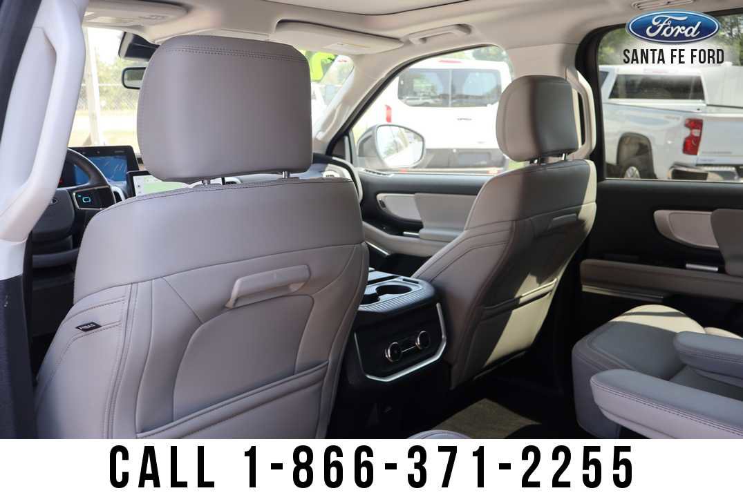 Used 2025 Ford Expedition Active RWD image 16