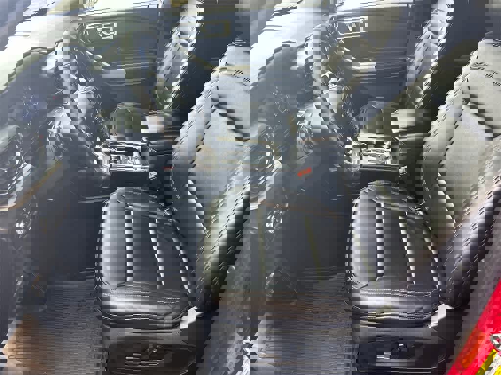 Used 2022 Ford Explorer XLT w/ Equipment Group 202A image 8