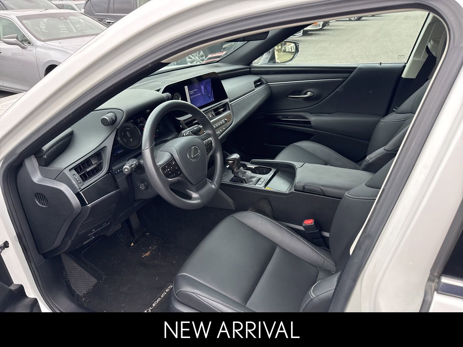 Used 2025 Lexus ES 300h w/ Premium Package image 3