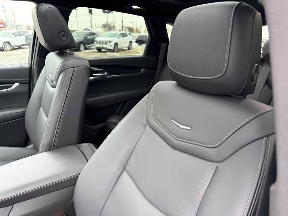 Used 2025 Cadillac XT5 Premium Luxury image 11