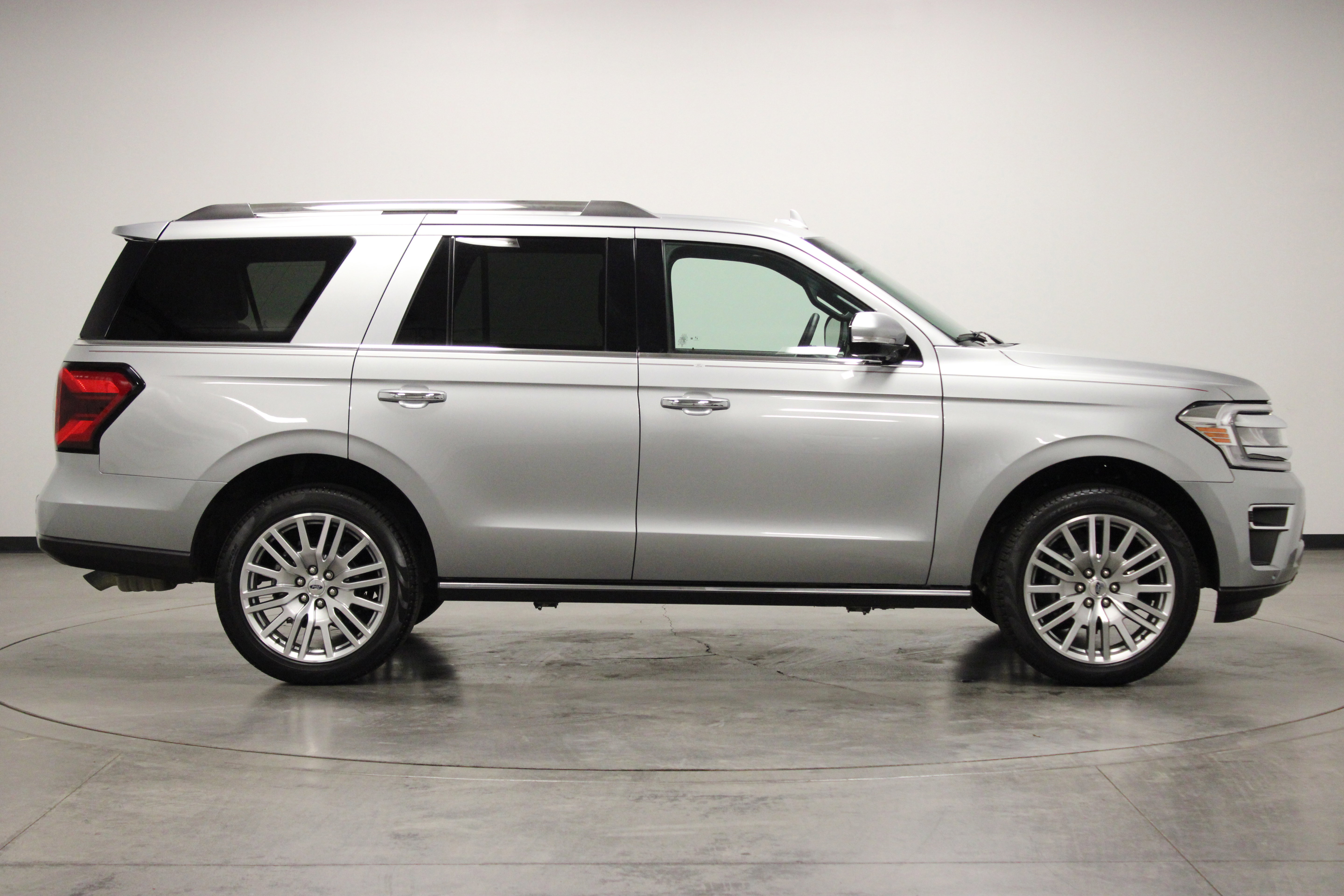 Used 2024 Ford Expedition Limited AWD/4WD image 9