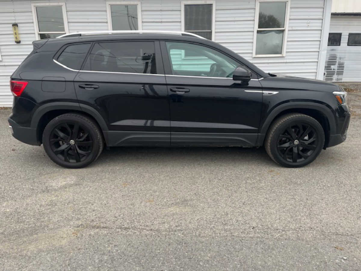 Used 2023 Volkswagen Taos SE w/ Panoramic Sunroof Package image 4