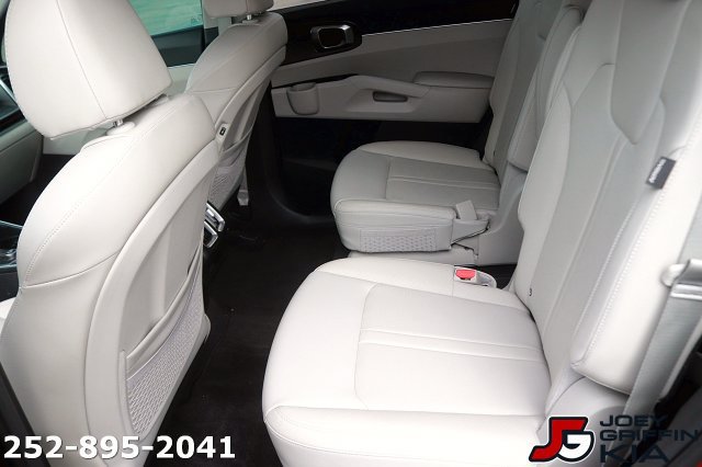 Certified 2025 Kia Sorento EX w/ Panoramic Sunroof Package FWD image 15