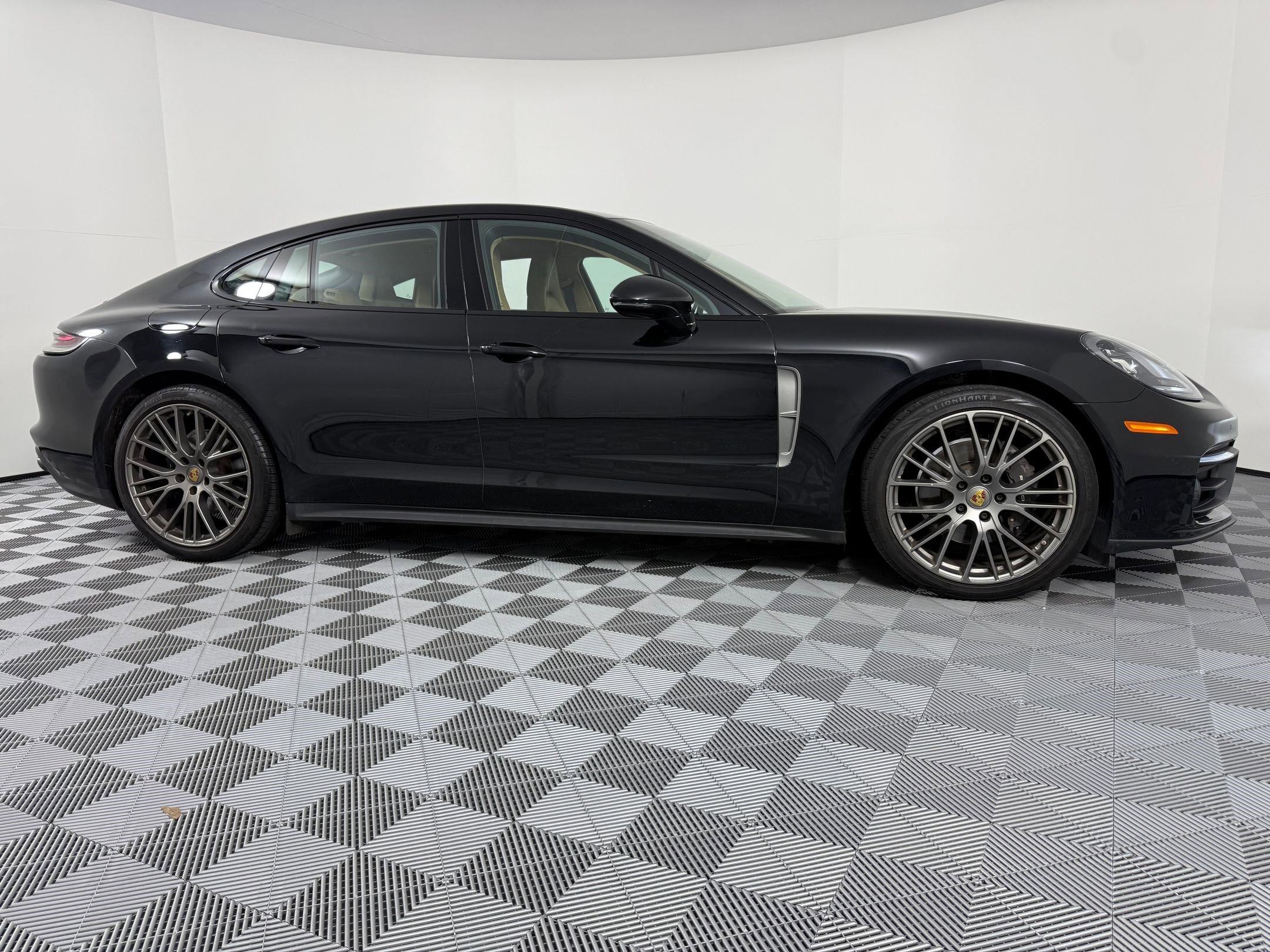 Used 2023 Porsche Panamera Platinum Edition image 8