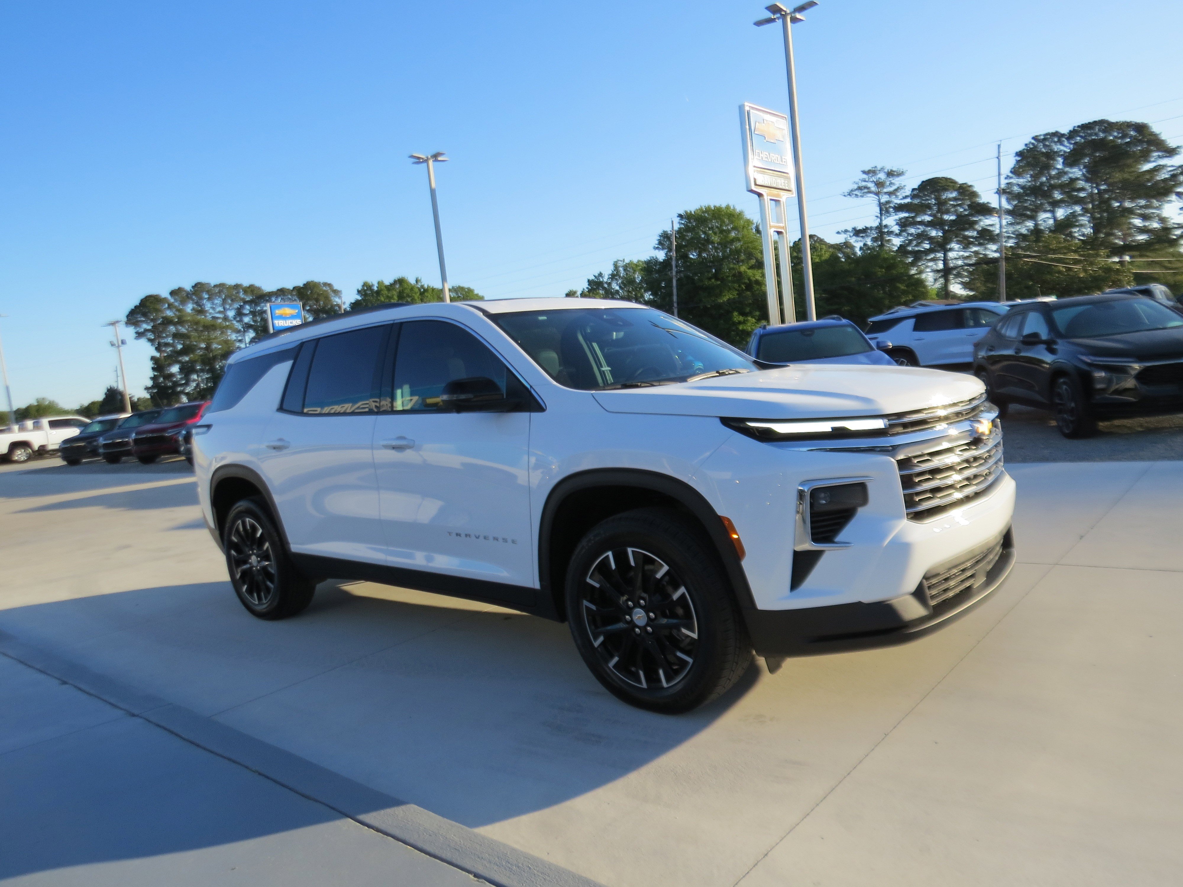 New 2026 Chevrolet Traverse LT w/ Sun and Wheel Package FWD image 6