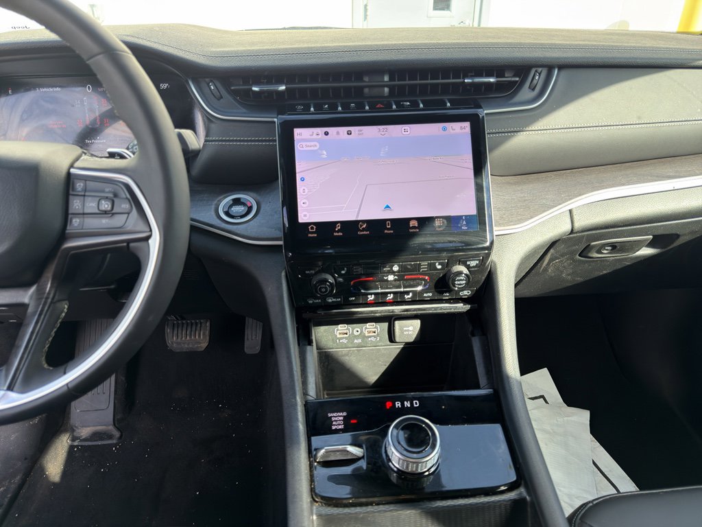 Used 2025 Jeep Grand Cherokee Limited w/ Black Appearance Package image 7