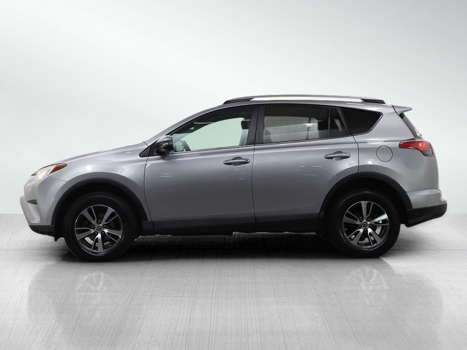 Used 2016 Toyota RAV4 XLE AWD/4WD image 2