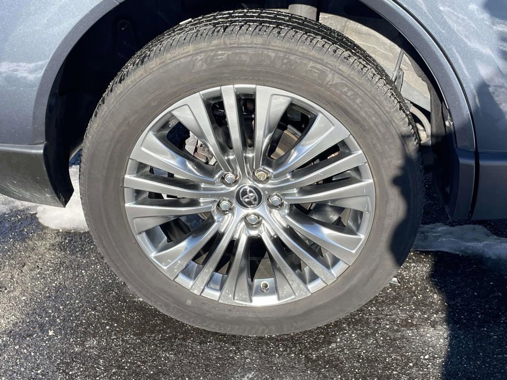 Used 2023 Toyota Venza XLE image 9