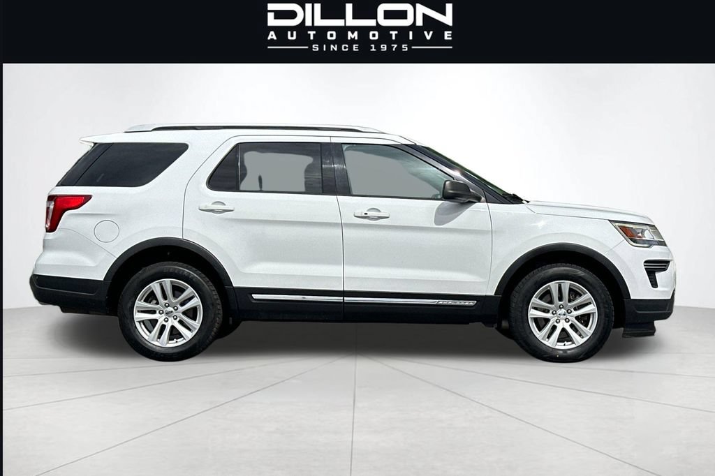 Used 2018 Ford Explorer XLT AWD/4WD image 3