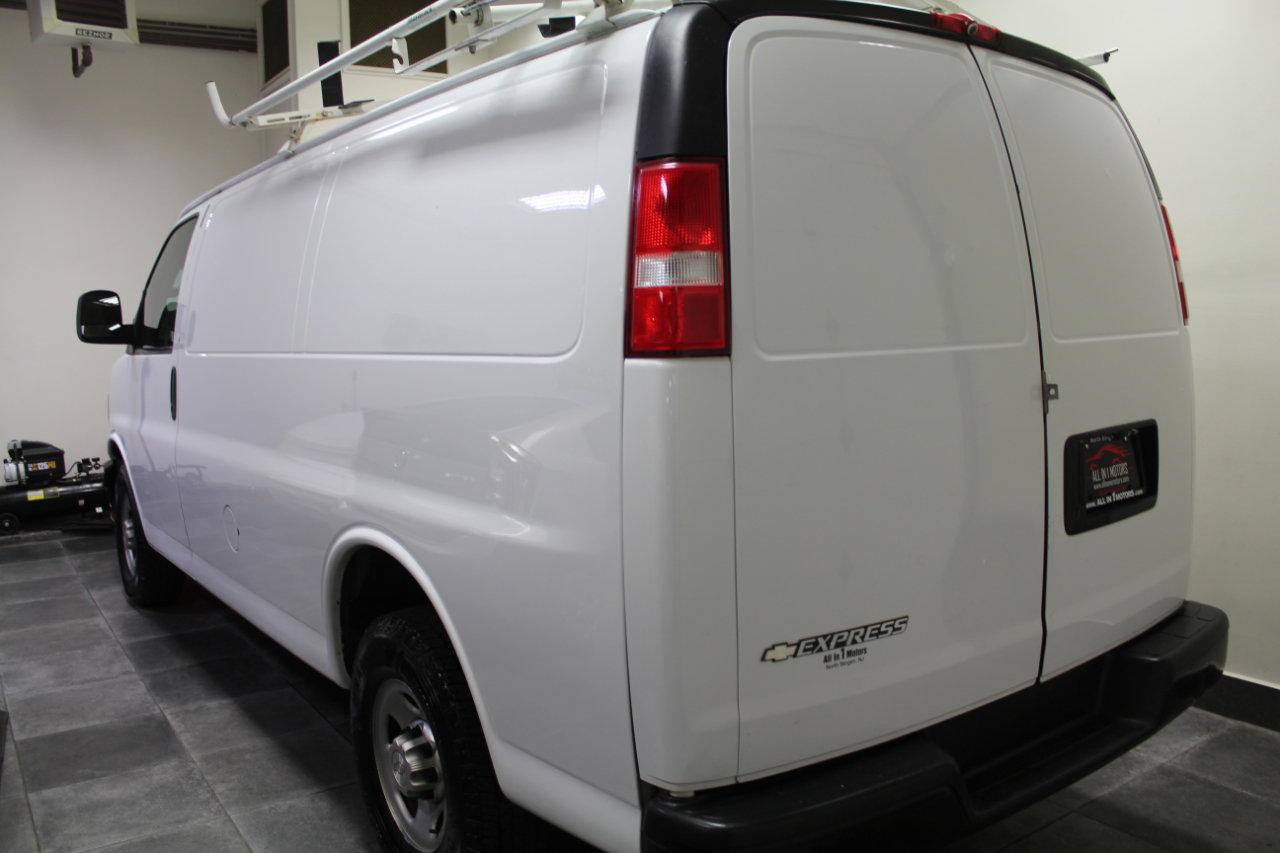 Used 2017 Chevrolet Express 2500 image 4