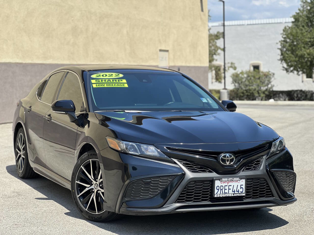Used 2022 Toyota Camry SE image 1