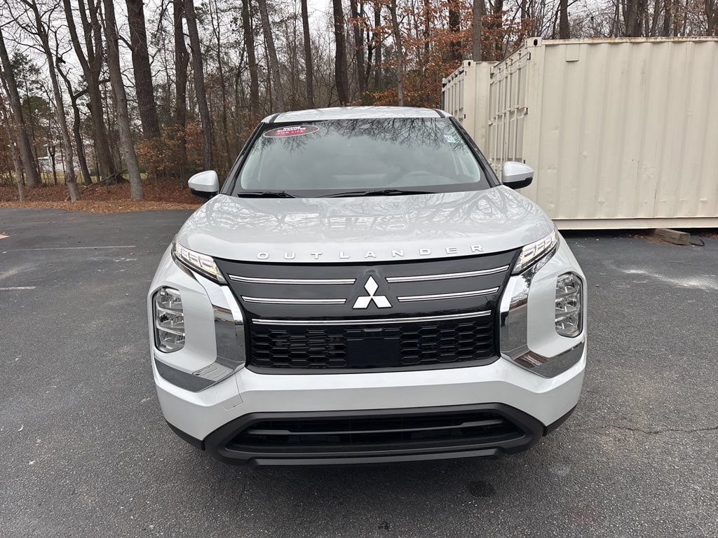 New 2026 Mitsubishi Outlander ES FWD image 3