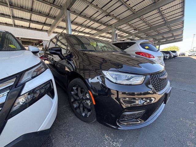 Used 2025 Chrysler Pacifica Limited FWD image 4