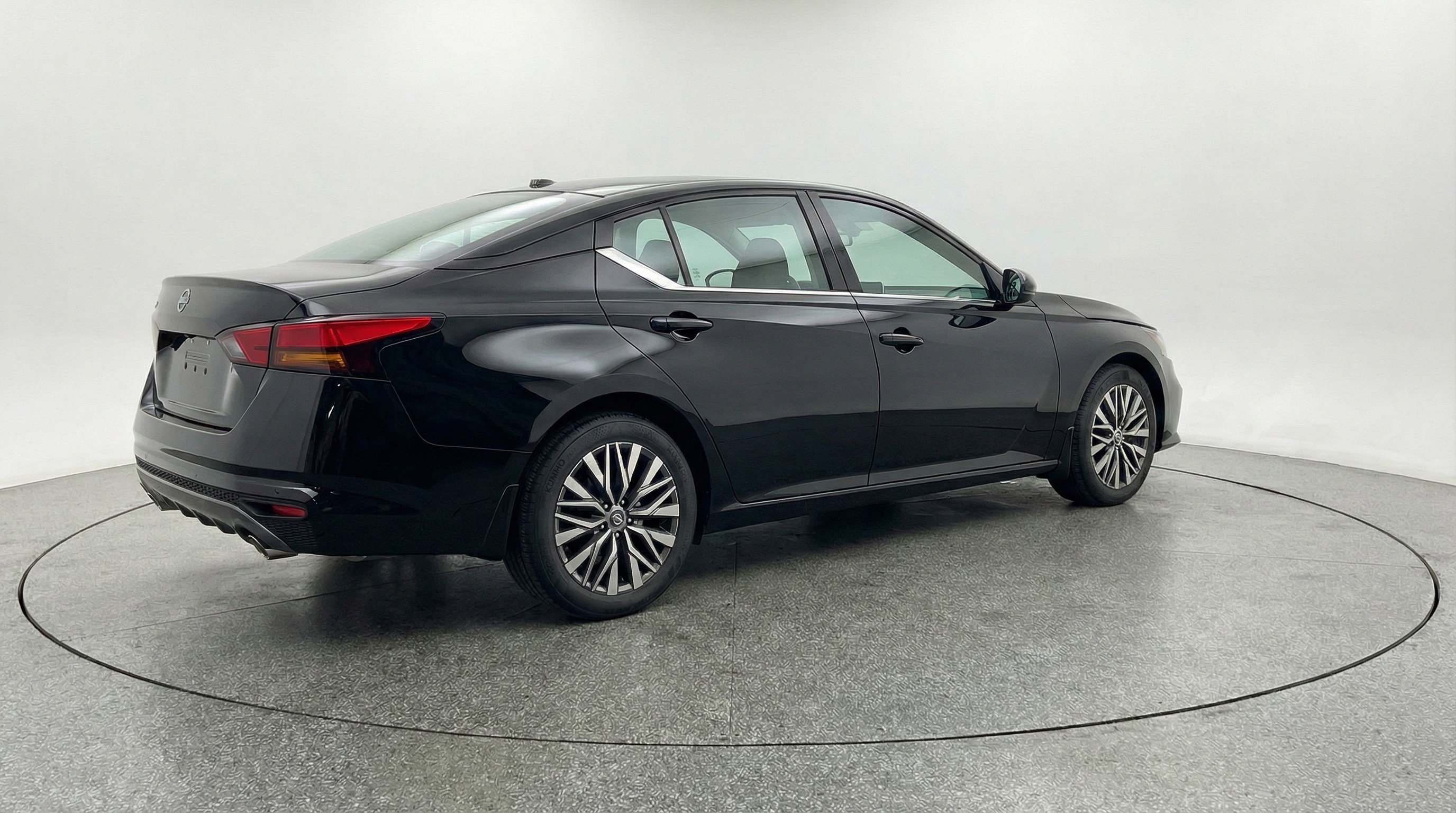 Used 2025 Nissan Altima 2.5 SV FWD image 9