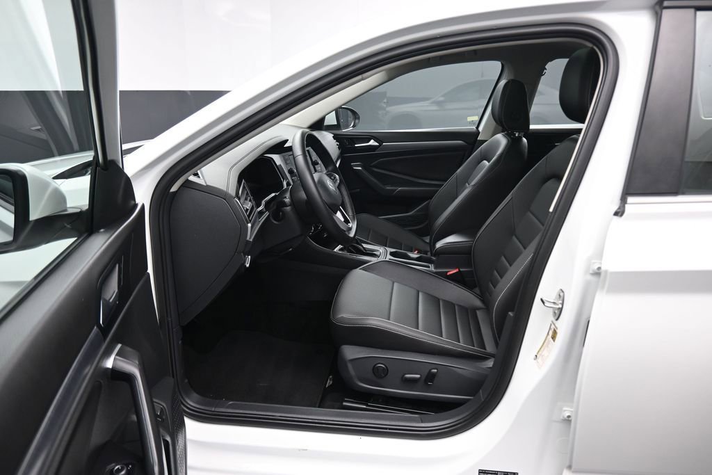 Used 2024 Volkswagen Jetta SE FWD image 12